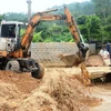 Công ty Cổ phần đầu tư và xây dựng Quảng Ninh nạo vét bùn đất. (Ảnh minh họa: Hoàng Giang/TTXVN)