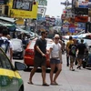 Du khách nước ngoài dạo chơi tại đường Khaosan, tuyến phố du lịch đông đúc của thủ đô Bangkok, Thái Lan. (Nguồn: EPA/TTXVN)