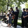 Người thân những nạn nhân đã thiệt mạng trong các vụ khủng bố 11/9 tại lễ tưởng niệm ở New York. (Nguồn: EPA/TTXVN)