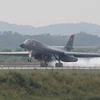 Máy bay ném bom chiến lược siêu thanh B-1B Lancer hạ cánh tại Căn cứ không quân Osan ở Pyeongtaek, phía nam Seoul ngày 21/9. (Nguồn: Yonhap/TTXVN)