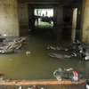 Xe máy trong bãi giữ xe trên đường Nguyễn Siêu bị chìm trong nước. (Ảnh: Mạnh Linh/TTXVN) 