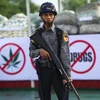 Cảnh sát Myanmar canh gác số ma túy chuẩn bị đưa đi tiêu hủy tại Yangon, Myanmar ngày 26/6. (Nguồn: AFP/TTXVN)