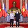Chủ tịch nước Trần Đại Quang và Tổng thống Cộng hòa Philippines Rodrigo Roa Duterte tại lễ đón. (Ảnh: Nhan Sáng/TTXVN)