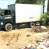 Chiếc xe chở rác thải bị bắt quả tang tại hiện trường. (Ảnh: Mai Ngoan/TTXVN)