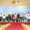 Chủ tịch Quốc hội Nguyễn Thị Kim Ngân chụp ảnh chung cùng đại biểu các đoàn. (Ảnh: Trọng Đức/TTXVN)