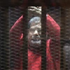 Cựu Tổng thống Mohammed Morsi đứng sau song sắt tại phiên tòa xét xử ông ở Cairo ngày 23/4. (Nguồn: THX/TTXVN)