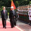 Chủ tịch nước Trần Đại Quang và Tổng thống Cộng hòa Hồi giáo Iran Hassan Rouhani duyệt Đội danh dự Quân đội Nhân dân Việt Nam tại Lễ đón. (Ảnh: Nhan Sáng/TTXVN)