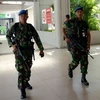 Binh sỹ Indonesia tuần tra tại sân bay Ngurah Rai ở Denpasar trên đảo Bali ngày 15/1. (Nguồn: AFP/TTXVN)