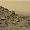 Phần vách một núi lửa có thể nhìn thấy qua lớp tro bụi được chụp từ tàu Curiosity ngày 9/9. (Nguồn: EPA/TTXVN)