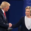 Ứng cử viên tranh cử Tổng thống Mỹ của Đảng Dân chủ Hillary Clinton (ảnh, phải) và ứng viên Donald Trump của Đảng Cộng hòa đã kết thúc cuộc tranh luận trực tiếp thứ hai bằng một cái bắt tay khá bất ngờ. (Nguồn: AFP/TTXVN)