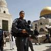 Cảnh sát Israel gác tại khu vực gần lối vào khu đền thờ Hồi giáo al-Aqsa. (Nguồn: AFP)