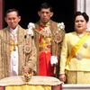 Nhà vua Thái Lan Bhumibol Adulyadej (trái), Hoàng Thái tử Maha Vajralongkorn và Hoàng hậu Sirikit tại thủ đô Bangkok ngày 5/12/1999. (Nguồn: AFP/TTXVN)
