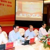 Thủ tướng Nguyễn Xuân Phúc và các đại biểu tham gia nhắn tin ủng hộ người nghèo qua Cổng Thông tin điện tử nhân đạo Quốc gia "Cả nước chung tay vì người ngươi nghèo - Không để ai bị bỏ lại phía sau”. (Ảnh: Thống Nhất/TTXVN)