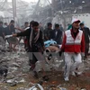 Chuyển thi thể nạn nhân khỏi hiện trường sau vụ không kích của liên quân xuống Sanaa ngày 8/10 vừa qua. (Ảnh: AFP/TTXVN)