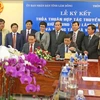 Tổng giám đốc TTXVN và Chủ tịch Ủy ban Nhân dân tỉnh Lâm Đồng ký biên bản hợp tác trong lễ ký kết chiều 18/10. (Ảnh: Nguyễn Dũng/TTXVN)