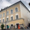 Ngôi nhà từng là nơi chào đời của trùm phátxít Đức Adolf Hitler ở Braunau Am Inn, Áo ngày 18/4. (Nguồn: AFP/TTXVN)