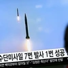 Bản tin truyền hình Hàn Quốc về vụ thử tên lửa của Triều Tiên, tại một nhà ga ở thủ đô Seoul, Hàn Quốc ngày 16/10. (Nguồn: EPA/TTXVN)
