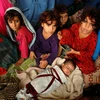 Trẻ em tị nạn Afghanistan đợi để hồi hương theo chương trình của UNHCR tại Nowshera, Pakistan. (Nguồn: THX/TTXVN)