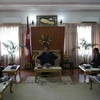 Thủ tướng Nepal Pushpa Kumal Dahal​ tiếp thân mật Đại sứ Tôn Sinh Thành. (Ảnh: Huy Bình/Vietnam+)