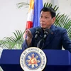 Tổng thống Philippines Rodrigo Duterte về tới sân bay quốc tế Davao sau khi kết thúc chuyến thăm cấp nhà nước Trung Quốc, ngày 22/10. (Nguồn: AFP/TTXVN)