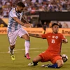 Tiền đạo Argentina Sergio Aguero (trái) trong trận đấu với Chile tại chung kết Copa America 2016. (Nguồn: AFP/TTXVN)