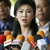 Bà Yingluck Shinawatra (giữa) trả lời báo giới tại Bangkok ngày 18/5. (Nguồn: EPA/TTXVN)