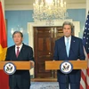 Thường trực Ban Bí thư Đinh Thế Huynh và Ngoại trưởng Hoa Kỳ John Kerry tại buổi họp báo chung sau cuộc hội đàm. (Ảnh: Thanh Tuấn/Vietnam+)
