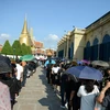 Người dân vào viếng nhà vua Bhumibol Adulyadej. (Ảnh: Sơn Nam/TTXVN)