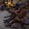 Người dân Cuba sử dụng dịch vụ WiFi công cộng trên một đường phố ở thủ đô La Habana. (Nguồn: AFP/TTXVN)