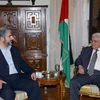 Tổng thống Palestine Mahmud Abbas (phải) trong cuộc gặp thủ lĩnh cấp cao Phong trào Hamas Khaled Meshaal (thứ ba, trái) tại Cairo (Ai Cập) ngày 27/4/2007. (Nguồn: AFP/ TTXVN)
