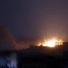 Khói và lửa bốc lên sau một cuộc không kích tại vị trí của phiến quân Houthi ở thủ đô Sanaa, Yemen ngày 19/9. (Nguồn: EPA/TTXVN)