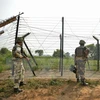 Binh sỹ Ấn Độ gác tại khu vực Jammu trên biên giới Ấn Độ-Pakistan ngày 2/10. (Nguồn: AFP/TTXVN)