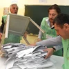 Nhân viên cơ quan bầu cử kiểm phiếu sau cuộc bầu cử ở Tbilisi, Gruzia ngày 9/10. (Nguồn: AFP/TTXVN)