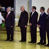Tổng thống Venezuela Nicolas Maduro (giữa) tại cuộc đối thoại chính trị với các thủ lĩnh phe đối lập ở Caracas ngày 30/10. (Nguồn: EPA/TTXVN)