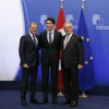 Thủ tướng Canada Justin Trudeau (giữa), Chủ tịch Ủy ban châu Âu Jean-Claude Juncker (phải) và Chủ tịch Hội đồng châu Âu Donald Tusk (trái) tại lễ ký CETA tại Brussels. (Nguồn: THX/TTXVN)