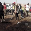 Người dân dọn dẹp hiện trường sau vụ tấn công ở Maiduguri ngày 29/10. (Nguồn: AP/TTXVN)