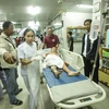 Một em nhỏ bị thương trong vụ nổ bom được đưa vào bệnh viện điều trị ở thị trấn Pattani ngày 24/10. (Nguồn: AFP/TTXVN)