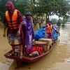 Hà Tĩnh: Chèo thuyền vượt lũ hỗ trợ người dân tại Hương Khê