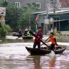 Người dân xã Cẩm Duệ, huyện Cẩm Xuyên, Hà Tĩnh dùng thuyền để đi lại sinh hoạt. (Ảnh Công Tường/TTXVN)