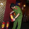 Cảnh sát phòng cháy, chữa cháy kiểm tra điều kiện phòng cháy, chữa cháy bên trong phòng hát của quán Karaoke ARST trên phố Triệu Việt Vương, quận Hai Bà Trưng (ảnh chụp ngày 5/11). (Ảnh: Danh Lam/TTXVN)