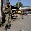 Binh sỹ Ấn Độ làm nhiệm vụ tại khu vực Baramulla, cách Srinagar - thủ phủ mùa hè của khu vực Kashmir - 50km về phía bắc ngày 3/10. (Nguồn: EPA/TTXVN)