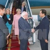 Bộ trưởng, Chủ nhiệm Văn phòng Chủ tịch nước Đào Việt Trung đón Tổng thống Ireland và Phu nhân. (Ảnh: Doãn Tấn/TTXVN)