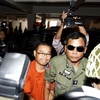 Cảnh sát áp giải ông Hong Sok Hour (giữa) tới tòa án Phnom Penh ngày 2/10. (Nguồn: Reuters/TTXVN)