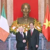 Chủ tịch nước Trần Đại Quang và Tổng thống Michael D. Higgins tại lễ đón. (Ảnh: Nhan Sáng/TTXVN)