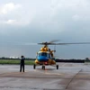 Trực thăng chuyển bệnh nhân hạ cánh xuống sân bay. (Ảnh: Phương Vy/TTXVN)