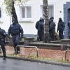 Cảnh sát Đức lục soát một ngôi nhà trong chiến dịch bắt giữ các đối tượng tình nghi hỗ trợ IS tại Hildesheim ngày 8/11. (Nguồn: EPA/TTXVN)