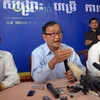 Ông Sam Rainsy (giữa) tại cuộc họp báo ở Phnom Penh ngày 26/8. (Nguồn: AFP/TTXVN)