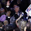 Ông Donal Trump (giữa ) và những người ủng hộ mừng chiến thắng ở New York, ngày 8/11. (Nguồn: EPA/TTXVN)