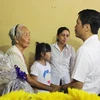 Bộ trưởng Trần Tuấn Anh đến viếng, chia buồn và hỗ trợ số tiền 50 triệu đồng cho gia đình ông Nguyễn Kim Danh ngày 20/9. (Ảnh: Bùi Như Trường Giang/TTXVN)