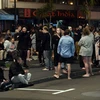 Người dân sơ tán ra bên ngoài các tòa nhà trong trận động đất tại Wellington, New Zealand. (Nguồn: EPA/TTXVN)
